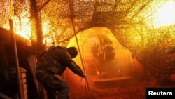 Український військовослужбовець 100-ї окремої механізованої бригади ЗСУ веде вогонь із самохідної гаубиці «Богдана» по російських військах з позиції на передовій поблизу Костянтинівки Донецької області, 29 листопада 2025 року