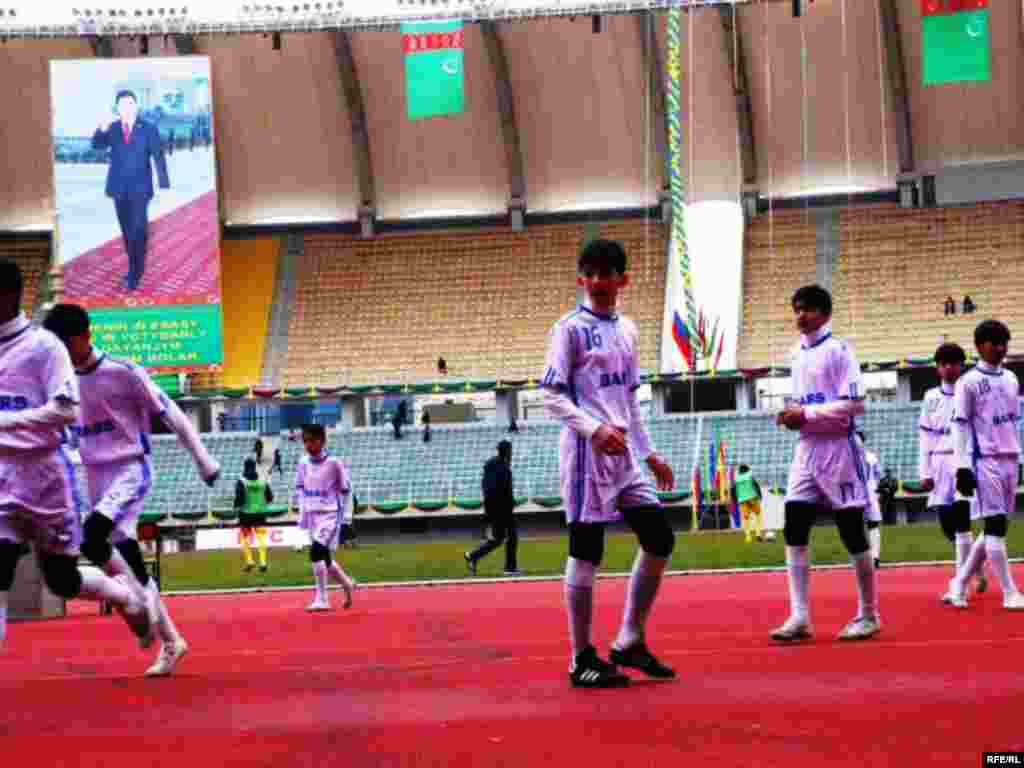 Türkmenistan – Aşgabat. Esasy kömekçiler - ýaşlar