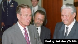 Ish-presidenti amerikan, George H.W. Bush (majtas) dhe lideri i ish-Bashkimit Sovjetik, Boris Yeltsin. 30 korrik 1991.