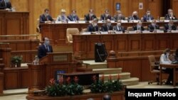 Флорин Кицу румын парламентинде суроолоорго жооп берүүдө. 2020-жылдын 23-декабры.