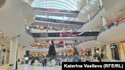  Кадър от партерния етаж на мол „ България “, наоколо до мястото на нападението от неделя. 27 ноември 2024 година 