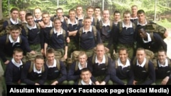 Айсултан Назарбаев (в нижнем ряду) с кадетами Королевской военной академии «Сандхерст»