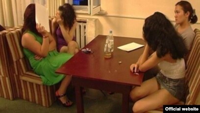 Резеңке қолғаптағы эротика