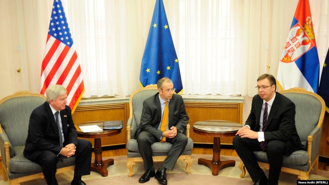 Vučić prilikom nedavnog susreta sa ambasadorom SAD Scottom i EU Michaelom Davenportom