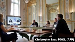 Эммануэль Макрон (справа) во время видеоконференции с Авдулой Хоти, Александром Вучичем, Ангелой Меркель. 10 июля 2020, Елисейский дворец, Париж