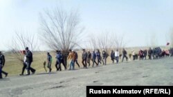 Сторонники лидера оппозиционной фракции «Ата Мекен» Омурбека Текебаева на участке автодороги Бишкек — Ош. 9 марта 2017 года.