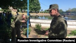 Истражителите вршат увид на местото на настанот во селото Дмитриадовка во близина на Таганрог