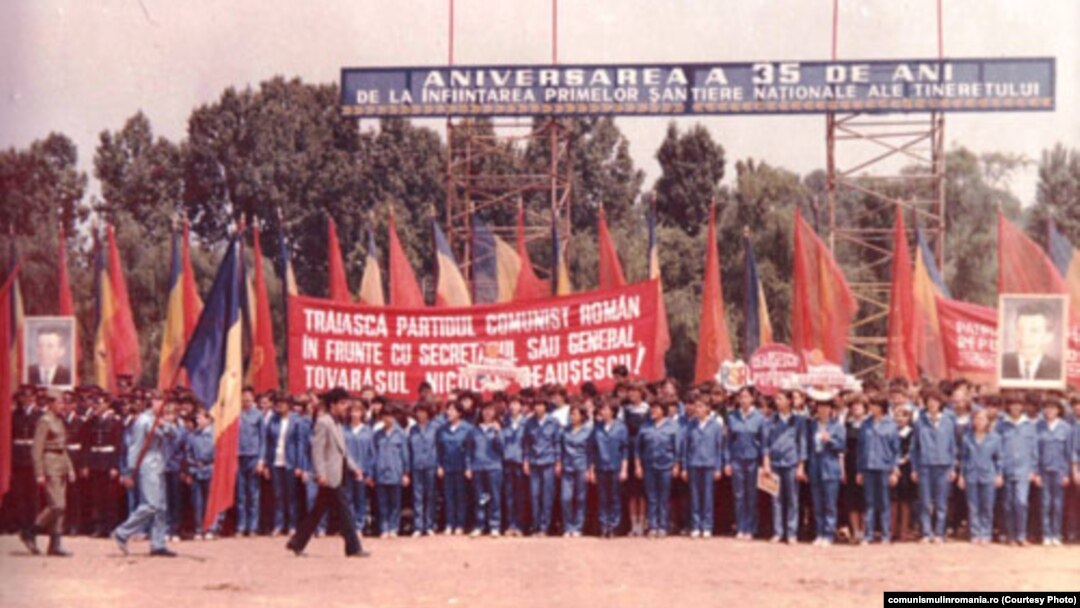 1983. Adunare festivă a brigadierilor din județul Dolj.Sursa: comunismulinromania.or