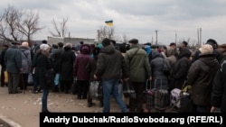 Люди у черзі на контрольно-перепускний пункт у Станиці Луганській, Луганська область, березень 2016 року