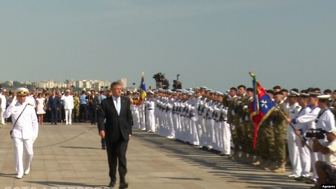 Klaus Iohannis a decorat drapelul bricului Mircea cu Ordinul virtutea militară în rang de comandor, la 80 de ani de la inaugurare