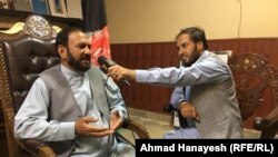 فضل الدین عیار والی پروان (چپ) حین مصاحبه با احمد هنایش خبرنگار رادیو آزادی. 