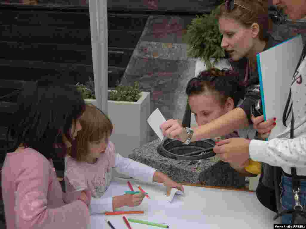 Na platou ispred filozofskog fakulteta udruženje "Umetnost življenja" organizovalo je obeležavanje Međunarodnog dana mira, Beograd, 21.09.2011. Foto: Vesna Anđić / RSE