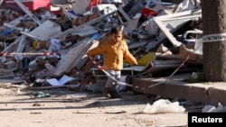 Kisgyerek a földrengésben összedőlt épületek romjai között Hatay tartományban, Törökországban 2023. február 9-én