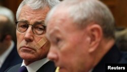 Генерал Мартин Демпси жана коргоо министри Чак Хейгел Конгресс комитетиндеги жыйында. Вашингтон, 13-ноябрь, 2014-жыл. 
