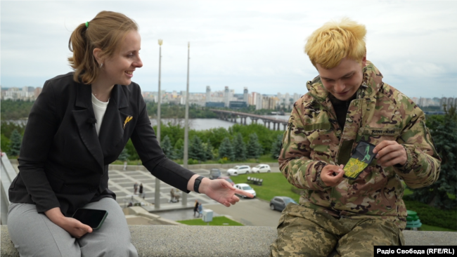 «Ківі» показує свій талісман – шеврон, який для нього зробив товариш зі США. З одного боку український прапор, з іншого – соняшник