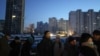 Жителі Києва в черзі по їжу до пункту обігріву World Central Kitchen у січні 2026 року