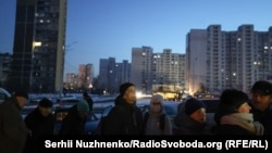 Жителі Києва в черзі по їжу до пункту обігріву World Central Kitchen у січні 2026 року