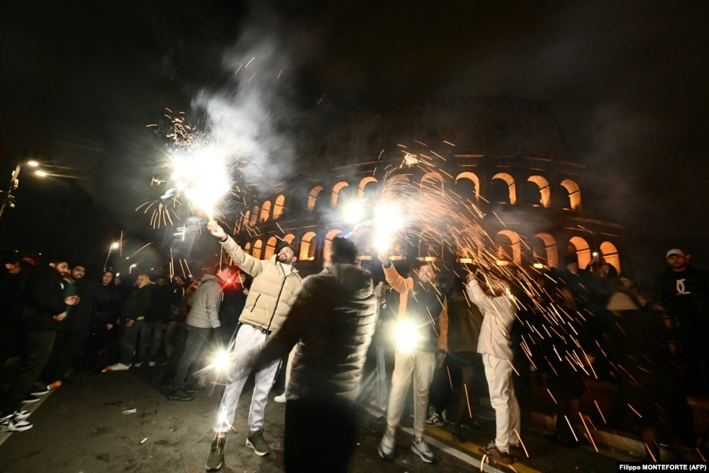 Disa persona duke festuar pranë Koloseumit në Romë në prag të ndërrimit të motmoteve më 31 dhjetor 2025.