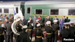 ჩრდილოეთ კორეის დიქტატორი კიმ ჩენ ინი ემზადება შეჯავშნული მატარებლიდან ჩამოსასვლელად. 2023 წლის 12 სექტემბერი, ხასანი, რუსეთი.