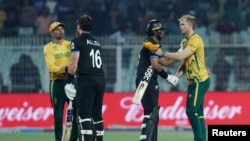 نیو زیلینډي او جنوبي افریقايي لوبغاړي د نیمه پایلوبې تر ختمېدو وروسته له یو بل سره - د مارچ څلورمې انځور. 