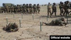 Soldiers carrying out exercises at Uzbekistan's Termez military field. (file photo)