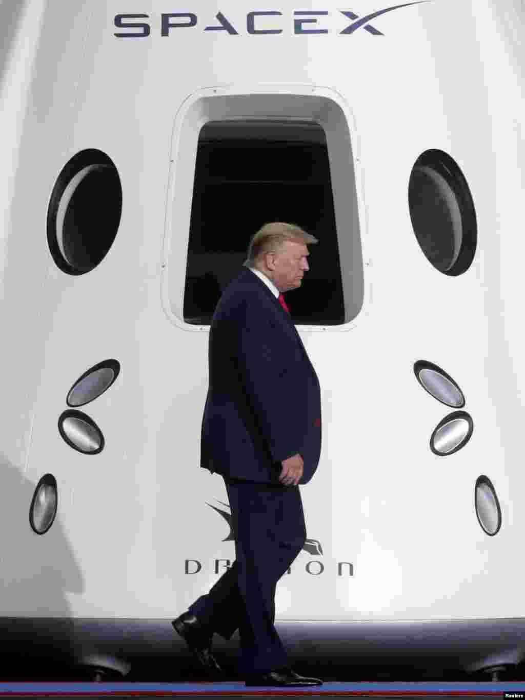 Donald Trump la lansarea rachetei Space X. Președintele Donald Trump a fost prezent la Cape Canaveral pentru a ține un discurs după ce a participat la lansarea rachetei SpaceX Falcon 9 și a navetei spațiale Crew Dragon, 30 mai 2020