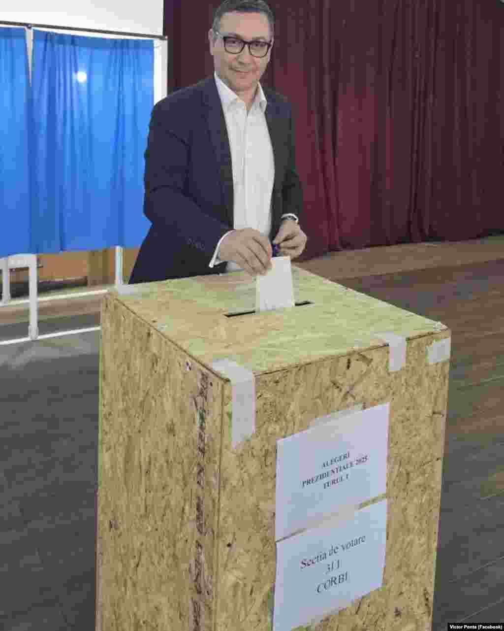 Fostul premier Victor Ponta, candidat indepedent la aceste alegeri, a votat la Mănăstirea Corbii de Piatră din județul Argeș. El a transmis, pe Facebook, că a votat „pentru România și pentru români, cu credința că Dumnezeu ne-a dat o țară și un popor binecuvântat și că, și acum, ne va da puterea să ne alegem conducători buni și drepți”„Cred, de asemenea, că împreună putem să trecem peste criza actuală, protejând drepturile suverane ale românilor la sănătate, educație, pensie, salariu, taxe mici, prosperitate și respect, aici, în România, și peste tot unde trăiesc concetățenii noștri! Am votat pentru competență, seriozitate, hărnicie și, mai ales, pentru speranța că viitorul ne aparține!”, a scris Victor Ponta pe pagina sa de Facebook.