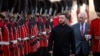 Președintele ucrainean Volodimir Zelenski și regele Charles al III-lea inspectând garda regală la castelul Windsor, de lângă Londra, la 24 octombrie 2025.