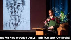 Дачка Анджэя Пачобута Яна падчас цырымоніі ўручэньня прэміі