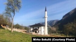 Mirko je samouki umjetnik, poznat Srebreničanima, pa su ga mještani Klotjevca rado pozvali da radi na lokalnoj džamiji (Foto: džamija u Klotjevcu)