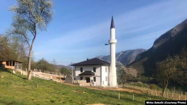 Mirko je samouki umjetnik, poznat Srebreničanima, pa su ga mještani Klotjevca rado pozvali da radi na lokalnoj džamiji (Foto: džamija u Klotjevcu)