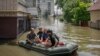 Доброволци евакуират местни жители от наводнен район след скъсването на язовир "Нова Каховка" на фона на руското нападение срещу Украйна в Херсон, Украйна, 7 юни 2023 г.
