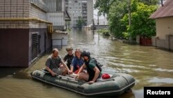 Доброволци евакуират местни жители от наводнен район след скъсването на язовир "Нова Каховка" на фона на руското нападение срещу Украйна в Херсон, Украйна, 7 юни 2023 г.