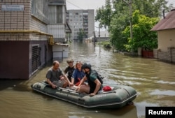 Волонтери евакуюють місцевих жителів із затопленої території після пошкодження дамби Каховської ГЕС, Херсон, 7 червня 2023 року