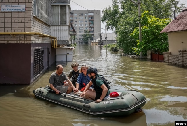 Волонтери евакуюють місцевих жителів із затопленої території після пошкодження дамби Каховської ГЕС, Херсон, 7 червня 2023 року