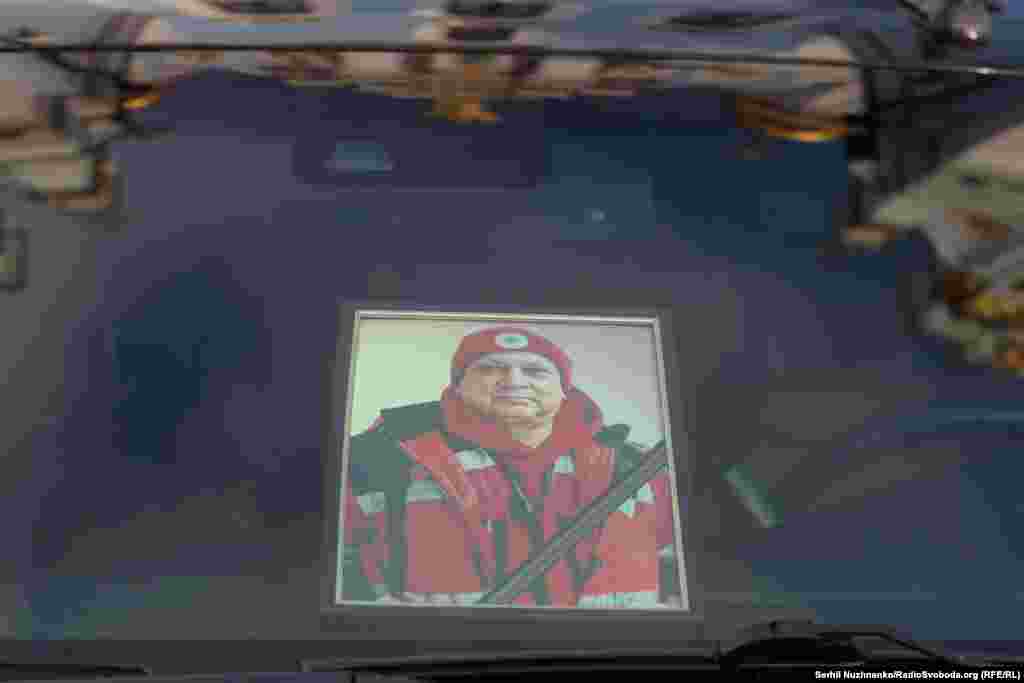 Фото загиблого медика Сергія Смоляка на автівці для ритуальних послуг, таким його запам'ятають рідні, близькі і колеги