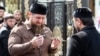 Рамзан Кадыров смотрит на кинжал шейха Мансура, подаренный ему во время церемонии открытия новой мечети в Чечне