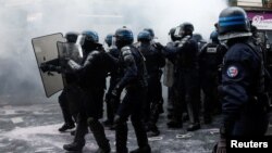 Forțele de ordine din Paris au intervenit cu gaze lacrimogene împotriva protestatarilor, 1 mai 2023.