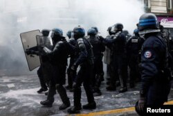 Specijalna policija tokom tradicionalnog prvomajskog marša sukobljava se sa demonstrantima u Parizu, 1. maj 2023.