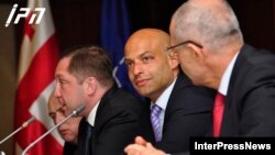 Ministrul georgian pentru integrarea europeană și euro-atlantică Aleksi Petriașvili și James Appathurai, reprezentantul sspecial al secretarului generala al NATO pentru Caucaz și Asia centrală, Tbilisi, 3 iunie 2013.