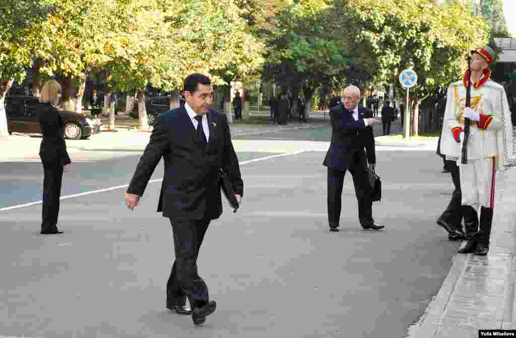 Per pedes apostolorum