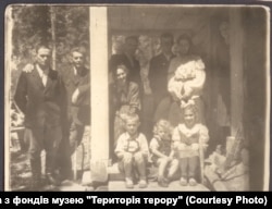 Спецпереселенці з України. Стоять зліва направо: о. Орещук, о. Степан Венгринович, о. Костянтин Котлярчук із дружиною Софією, о. М. Підлісецький із дружиною. Хабаровський край, Росія