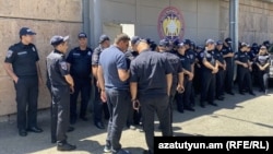 Збор людзей каля будынка Сьледчага камітэту Армэніі, куды дастаўлены Карапэцьян, 18 чэрвеня 2025 году