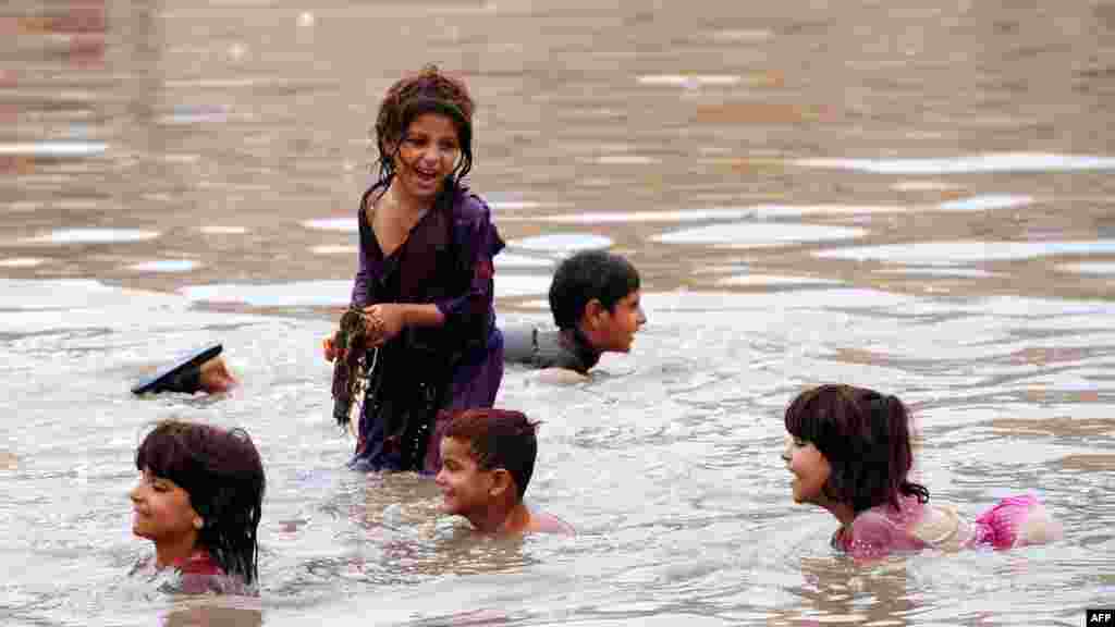Pakistan - Malo zabave nakon jakih kiša nedaleko od Peshawara, 23. august 2012. Foto: AFP / A. Majeed