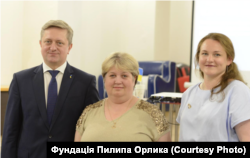Наталія Бухта (посередині) з Наталією Омельчук та повноважним послом України в Чеській Республіці Василем Зваричем
