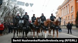 Поліція супроводжує учасників ходи прихильників Міхеїла Саакашвілі, Київ, 17 грудня 2017 року