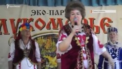 «Поки ми живі, Росія жива» і український фольклор на одній сцені: фестиваль народної творчості в Севастополі (відео)