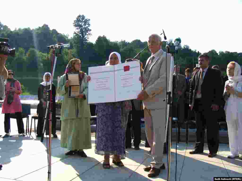 Članice svih udruženja žena iz Srebrenice jednoglasno su donijele odluku da se 2006. godine nagrade za doprinos u borbi protiv genocida &quot;Srebrenica 95&quot; i &quot;Potočarska povelja&quot; dodijele Tilmanu Cilhu (Tilman Zulch). On je osnivač i doživotni počasni predsjednik Društva za ugrožene narode &ndash; International.