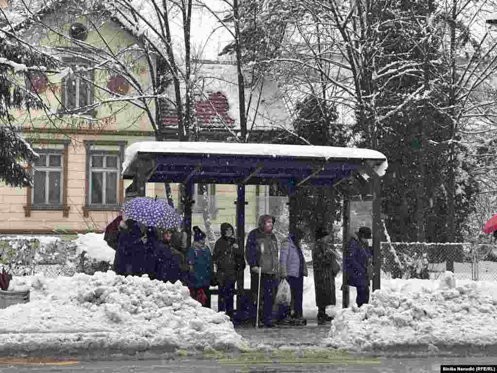 Gradski prijevoz je otežan, a građani kažu da čekaju i po 40 minuta na autobuse.