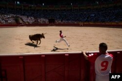"Rekortador" učestvuje u nacionalnom takmičenju "rekortadora sa prstenovima" - skakača preko bikova koji imaju za cilj da stave prstenove na rogove junice - u okviru festivala San Fermin u Pamploni, na sjeveru Španije, 13. jula 2025.